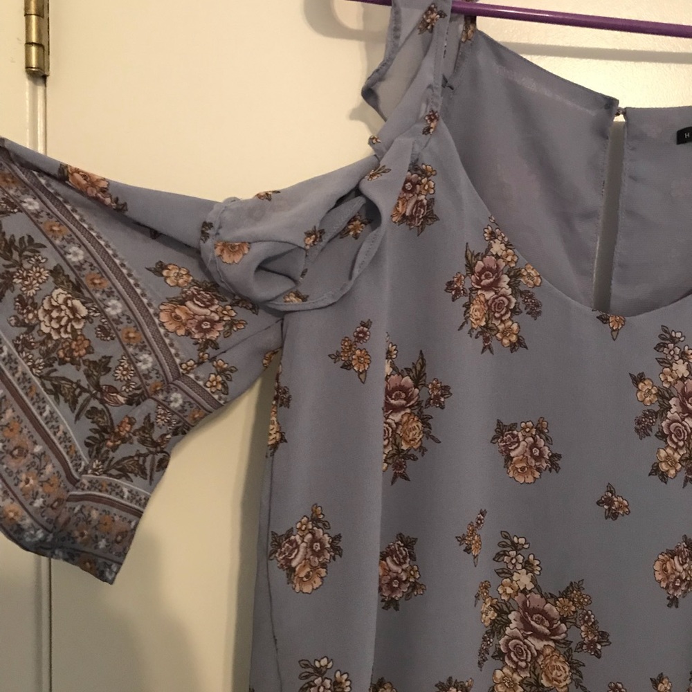 Cold shoulder, Ruffle Top - Picture 3 of 3